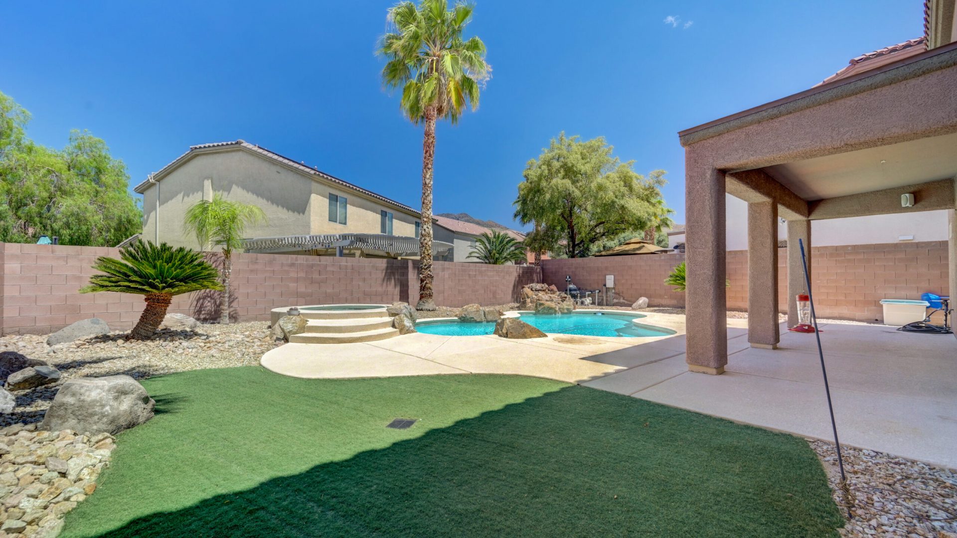 2556_Chateau Clermont St-52